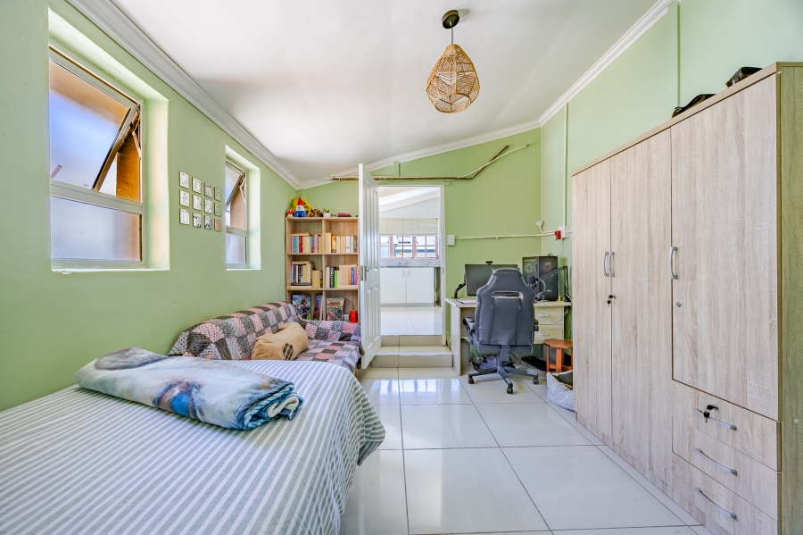 5 Bedroom Property for Sale in Bothasig Western Cape